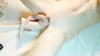 Twink huilé se masturbe avec un gode géant