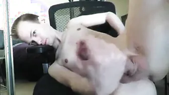 Joven se masturba en una silla y se corre en el suelo