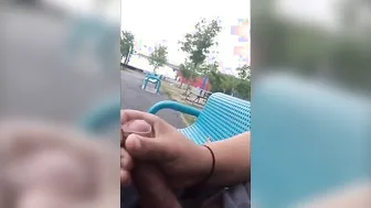 Cara pego se masturbando ao ar livre em público