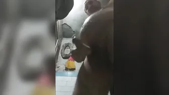 Papá turco se masturba y dispara su carga orientación