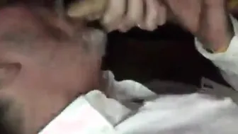 मचोर डैडी ने क्रूजिंग सिनेमा में यंग स्टड को चूसा