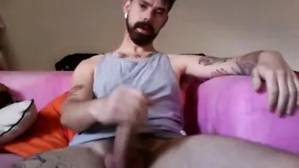 Tipo amateur barbudo tatuado pajeándose en webcam