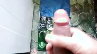 लैटिन शौकिया अपने बड़े लंड को हिलाकर ज़ोर से सह निकालता है