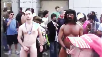 Machos musculosos se masturbando e chupando pau ao ar livre