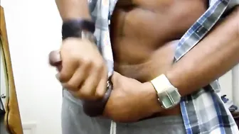 Papai negro se masturba e goza forte