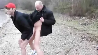 Follada bareback gay amateur afuera en un día frío