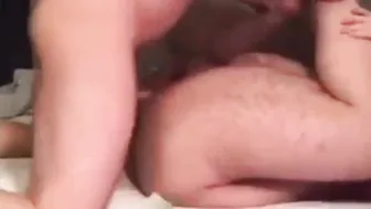 Ursinho gordinho leva pica crua em foda bareback amadora
