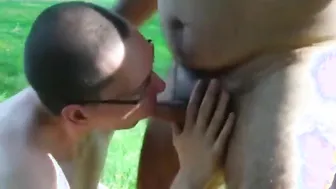 мускулистые папики сосут и трахаются на природе