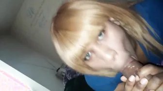 Crossdresser amador faz um boquete em vídeo gay caseiro