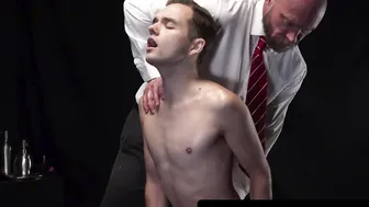 年轻 twink 被 felix kamp 主人在 bdsm 恋物调教中惩戒