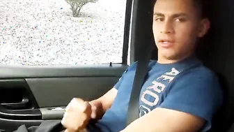 Twink latino recibe una mamada y una paja desordenadas