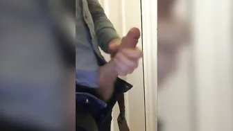 Amador twink esfrega seu pau grande e duro