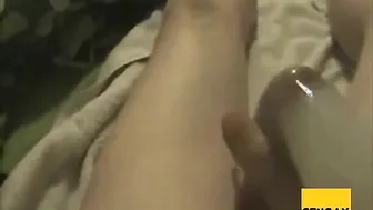Twink enche uma camisinha com uma enorme carga de porra