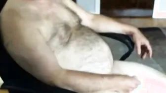 Um urso papai se masturba na webcam