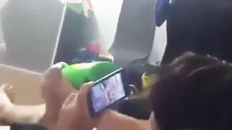 Twink asiático se corre viendo porno