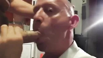 肌肉邻居给素人口交并接受精液 tribute