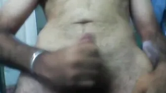 Papa indien poilu se masturbe et jouit fort