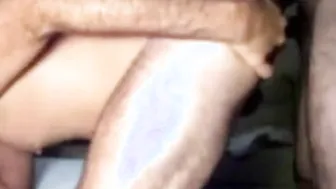 Papá oso folla a pelo a su joven amante en sesión anal amateur
