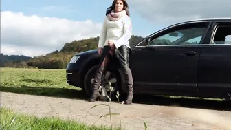 Travesti maduro se masturba al aire libre mientras fuma