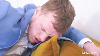 Jovem perfeito fode sem camisinha anal e boquete perfeito