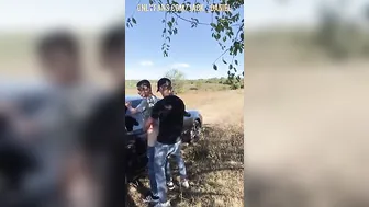 Sexo anal amador ao ar livre com estudante universitária no carro