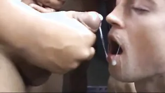 Amateur gay blowjob und anal in öffentlicher spielhalle