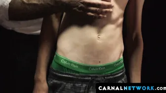 Félix kamp dedilha e transa sem camisinha um garoto musculoso que geme