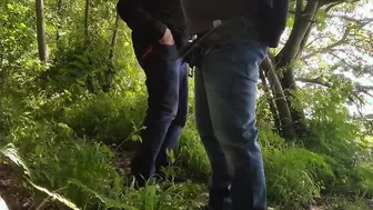 两个业余男户外口交和手淫