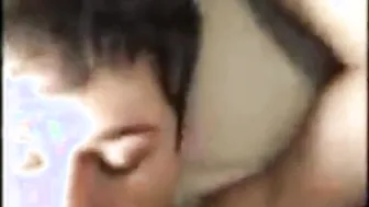 Jovencito chupa la polla de su papi antes de follada anal hardcore