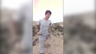 肌肉发达的业余猛男在户外撸大屌