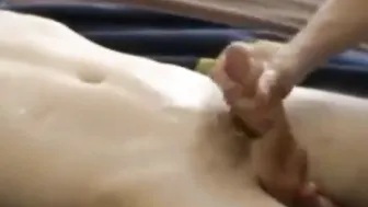 Hombre amateur gime y se corre fuerte de masturbación en solitario