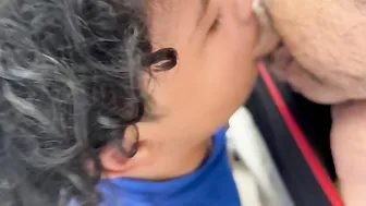 Papá oso gordito se folla a fondo la garganta y traga semen