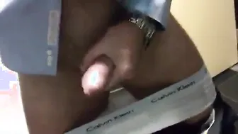 成熟爸爸在工作时撸他的大鸡巴