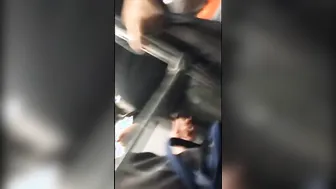 पापा मेट्रो में ट्विंक से ब्लोजॉब प्राप्त करता है