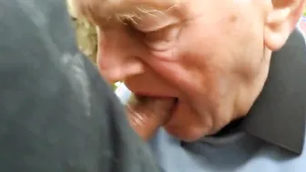 成熟男人在公园给业余口交