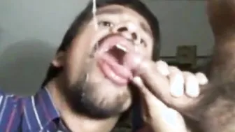 Cara amador dá boquete profundo e leva gozada